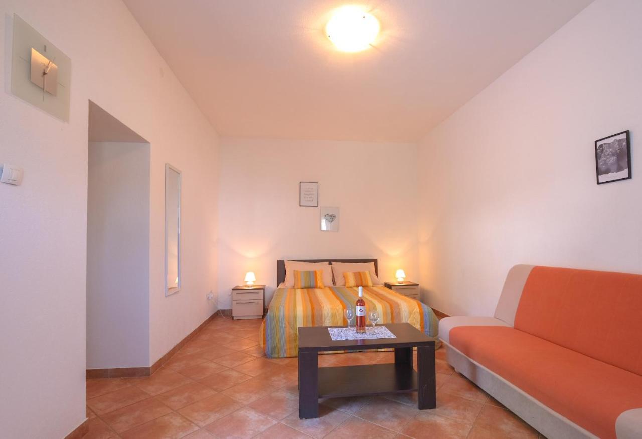 Apartmani Nina Rovinj Exterior photo